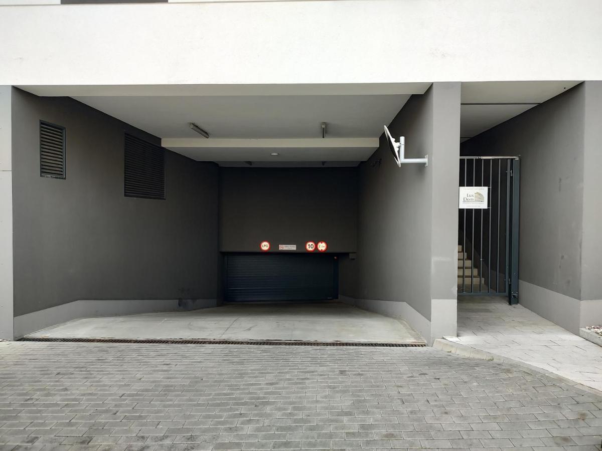 바르샤바 Uroczy Apartament Z Miejscem Na Auto W Garazu 아파트 외부 사진